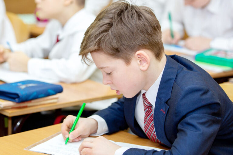 pediatr-raskryla-kak-vovremja-raspoznat-peregruzku-u-shkolnikov-0c003f0