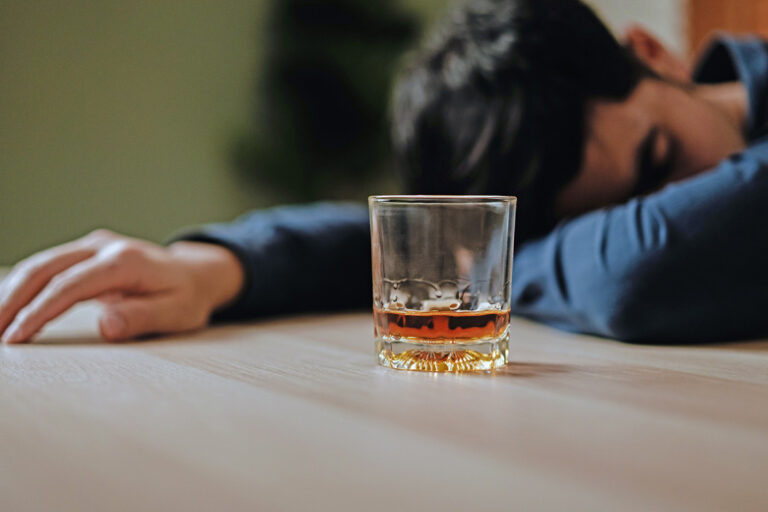 vrach-nazvala-glavnoe-otlichie-pohmelja-ot-otravlenija-alkogolem-48de55d