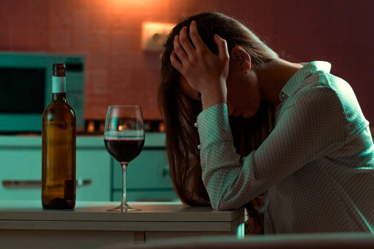 narkolog-nazval-nezametnye-priznaki-alkogolizma-55afe86