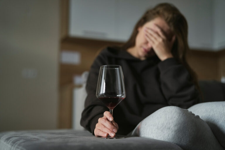 vrach-rasskazala-kak-projavljaetsja-zavisimost-cheloveka-ot-alkogolja-45acda6