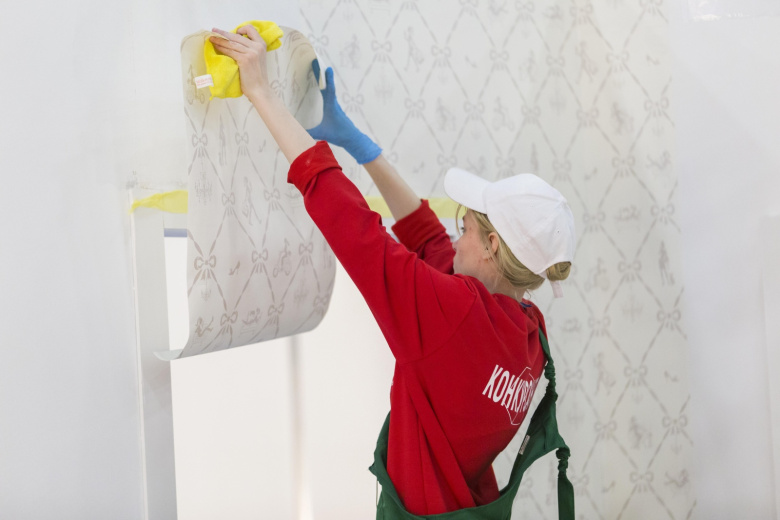 kleim-flizelinovye-oboi-bez-pomoshhnikov-kak-spravitsja-s-remontom-odnomu-f1ebbfa