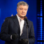 poroshenko-so-storonnikami-zablokiroval-tribunu-rady-1fd80dd