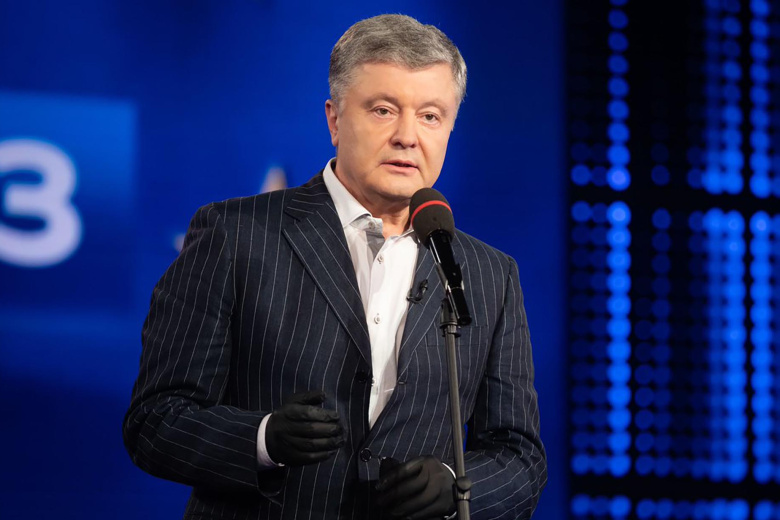 poroshenko-so-storonnikami-zablokiroval-tribunu-rady-1fd80dd