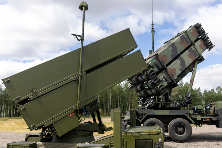 upavshaja-v-kieve-amerikanskaja-raketa-popala-na-foto-216a1d3