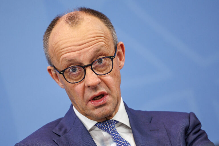 peregibaet-palku-na-zapade-vozmutilis-povedeniem-merca-468088d