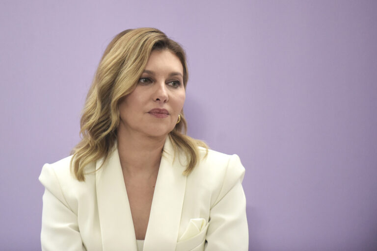 zhena-zelenskogo-oskandalilas-s-programmoj-po-vyvozu-sirot-v-turciju-d0e9787