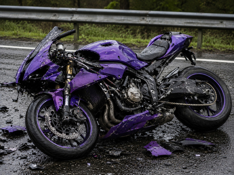 bajker-na-lilovom-motocikle-sorvalsja-so-skaly-i-chut-ne-pogib-a6dbe6d.jpg