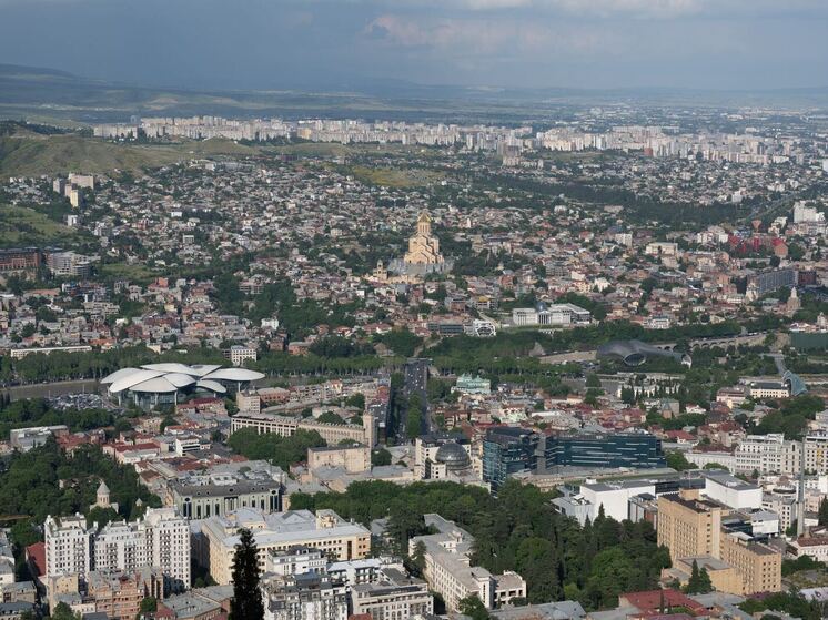 v-tbilisi-ljudi-vyshli-na-shestvie-v-zashhitu-muzhchiny-izbivshego-rossijanku-a5575a3.jpg